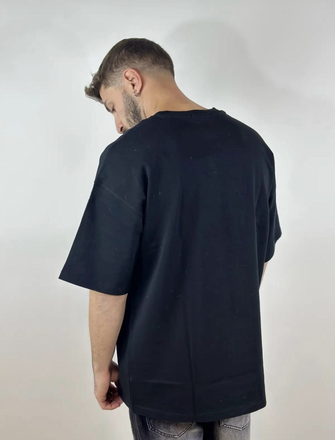 T-shirt basic nera dietro 